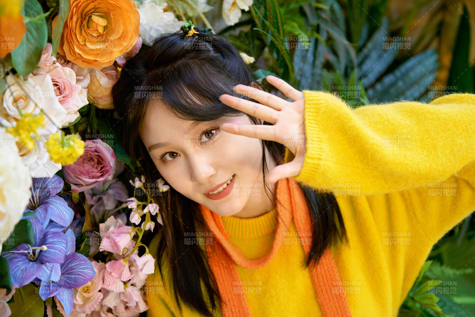 冬季在网红打卡店探店拍照的东方美女