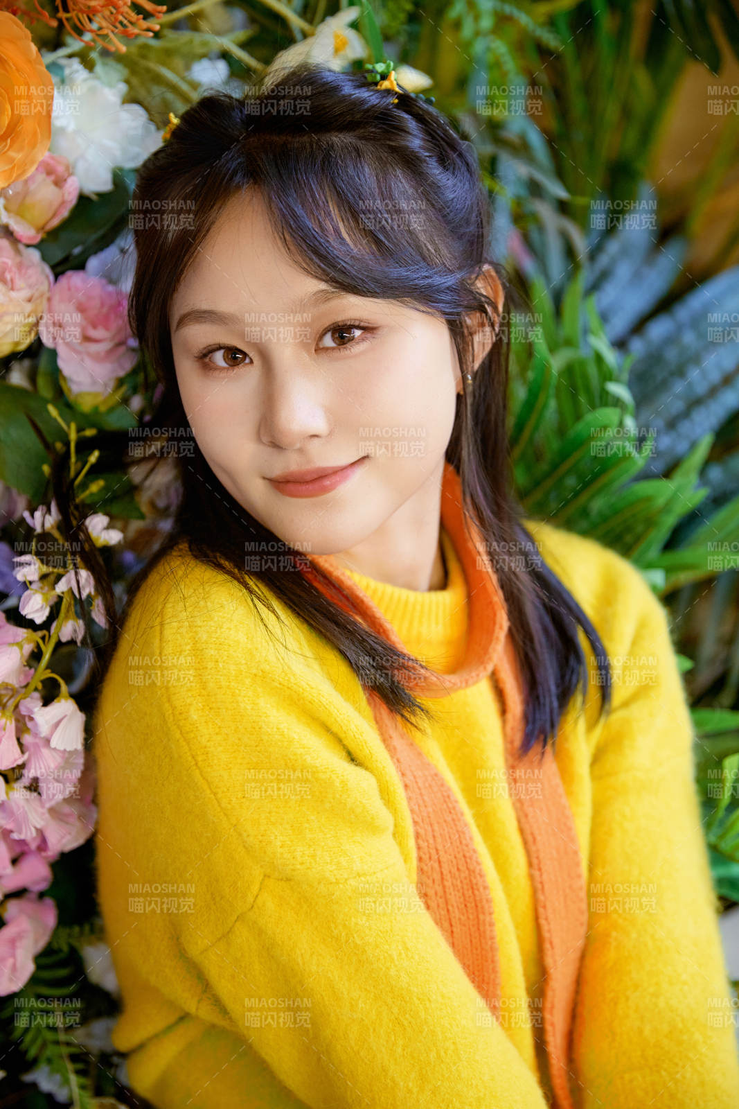 冬季在网红打卡店探店拍照的东方美女