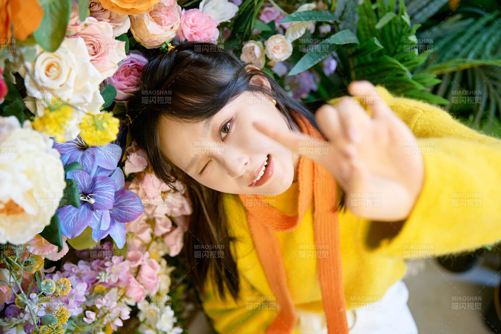 冬季在網紅打卡店探店拍照的東方美女