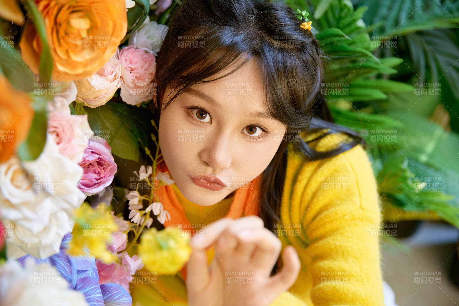 冬季在网红打卡店探店拍照的东方美女