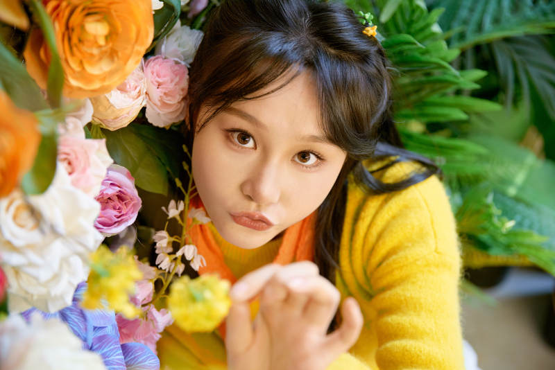 冬季在网红打卡店探店拍照的东方美女