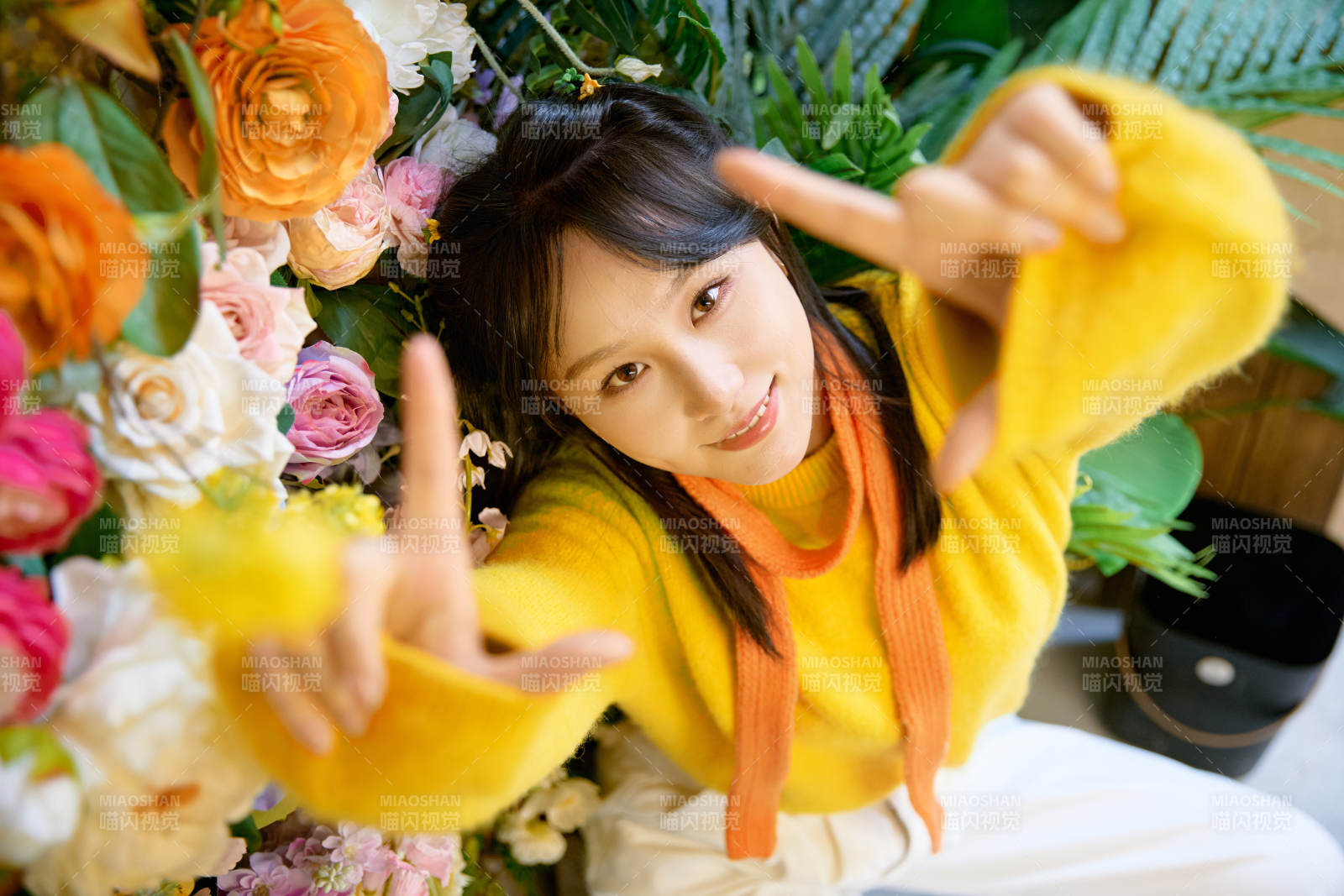 冬季在網紅打卡店探店拍照的東方美女