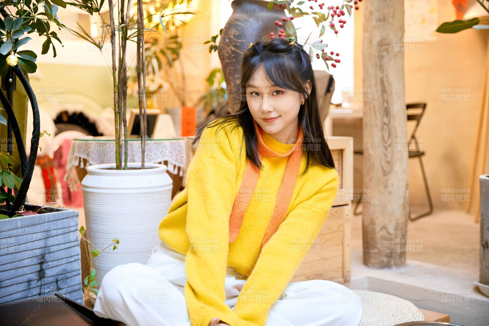 冬季在网红打卡店探店拍照的东方美女