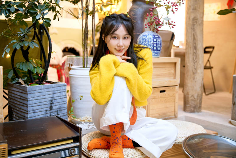 冬季在网红打卡店探店拍照的东方美女