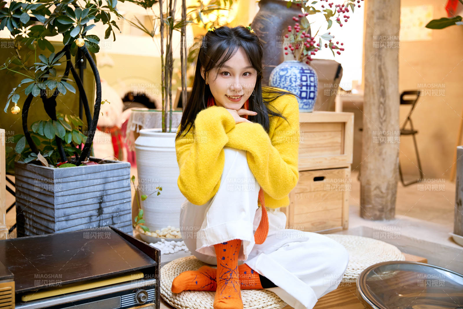 冬季在网红打卡店探店拍照的东方美女