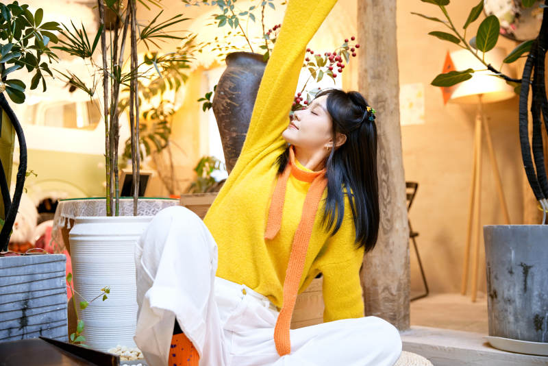 冬季在网红打卡店探店拍照的东方美女