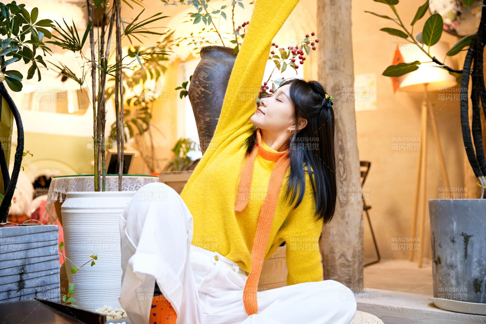 冬季在网红打卡店探店拍照的东方美女