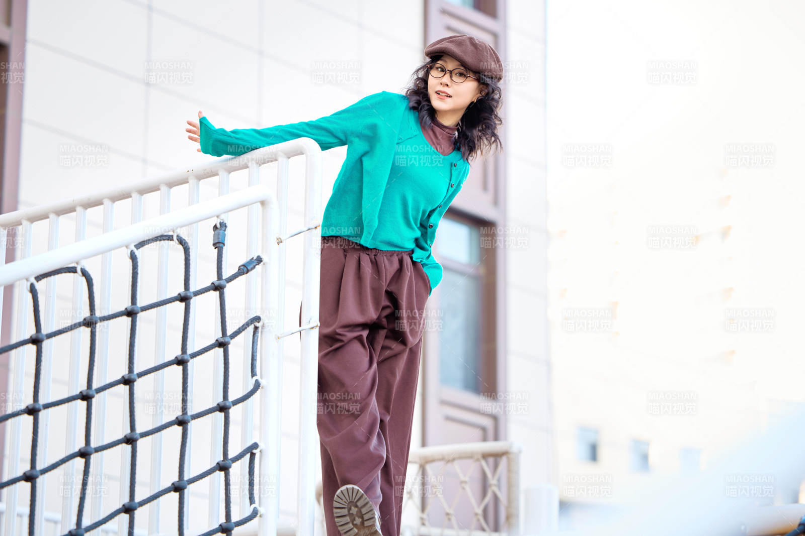 初冬季节在户外拍照的亚洲美女