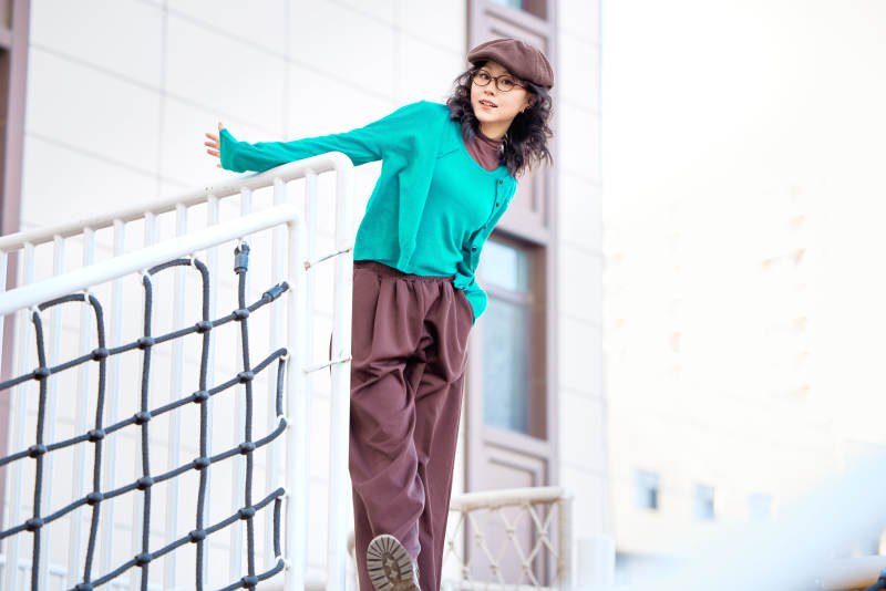 初冬季节在户外拍照的亚洲美女