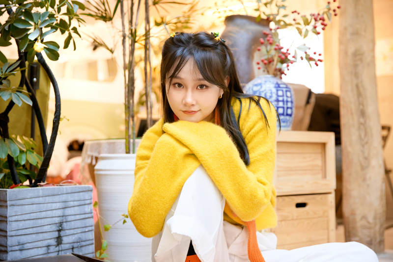 冬季在网红打卡店探店拍照的东方美女