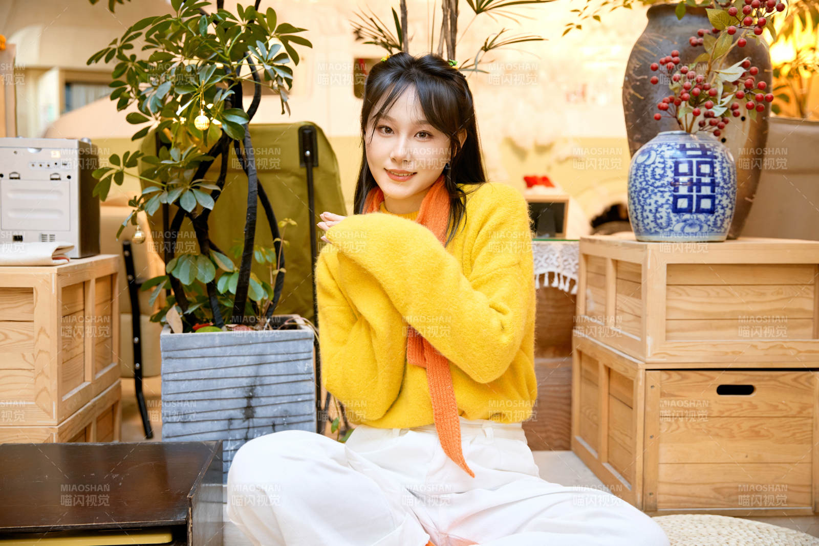 冬季在網(wǎng)紅打卡店探店拍照的東方美女