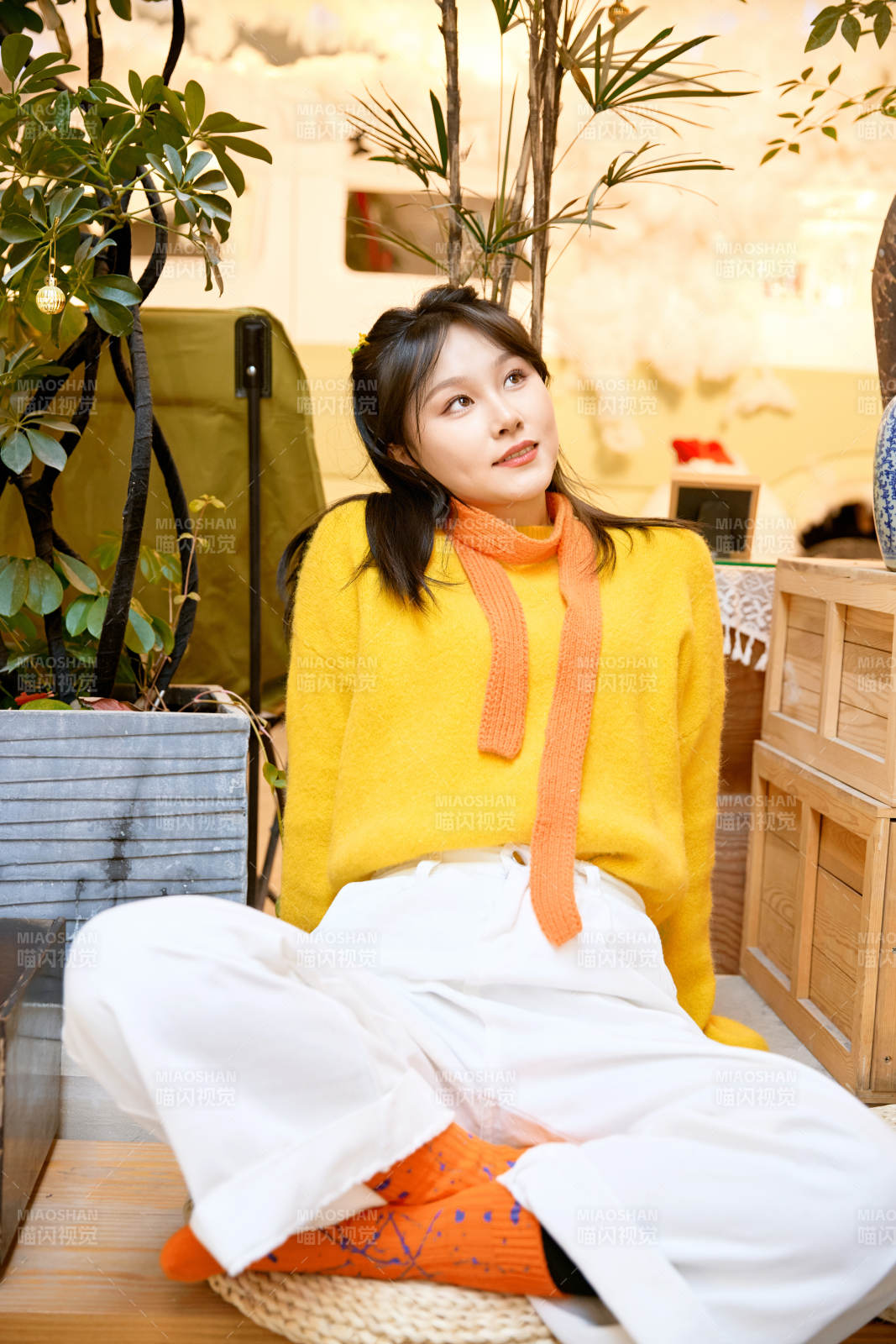 冬季在网红打卡店探店拍照的东方美女