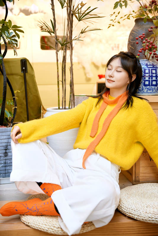 冬季在网红打卡店探店拍照的东方美女