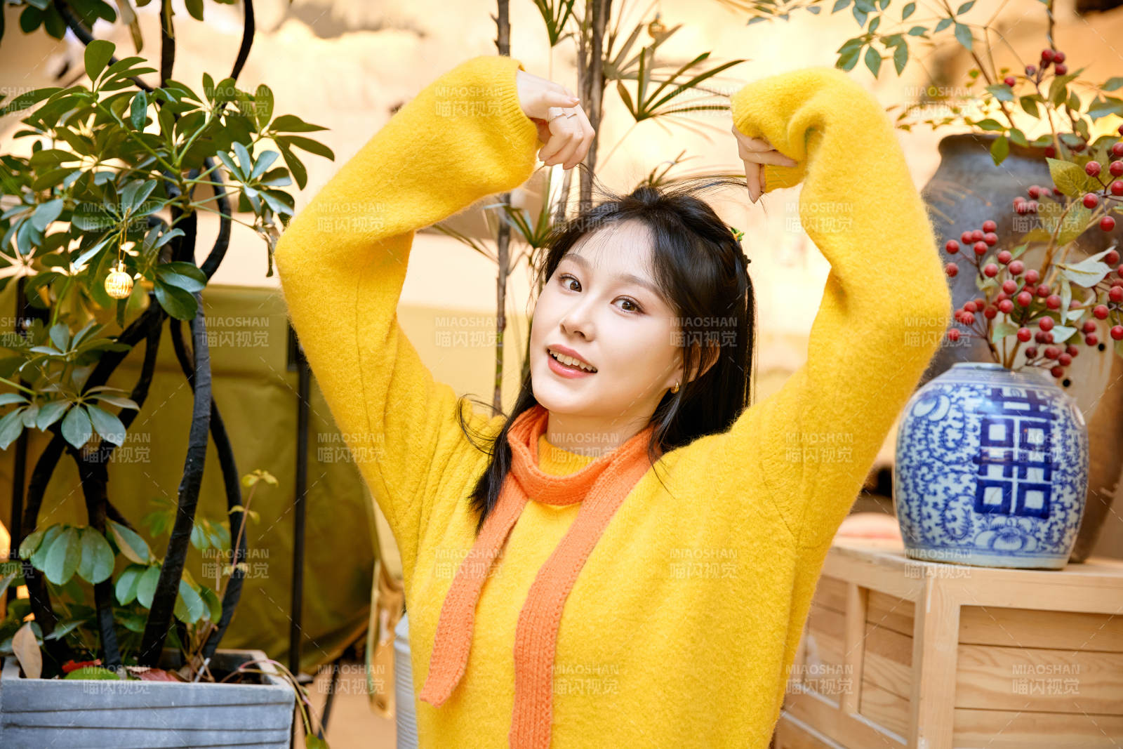 冬季在网红打卡店探店拍照的东方美女