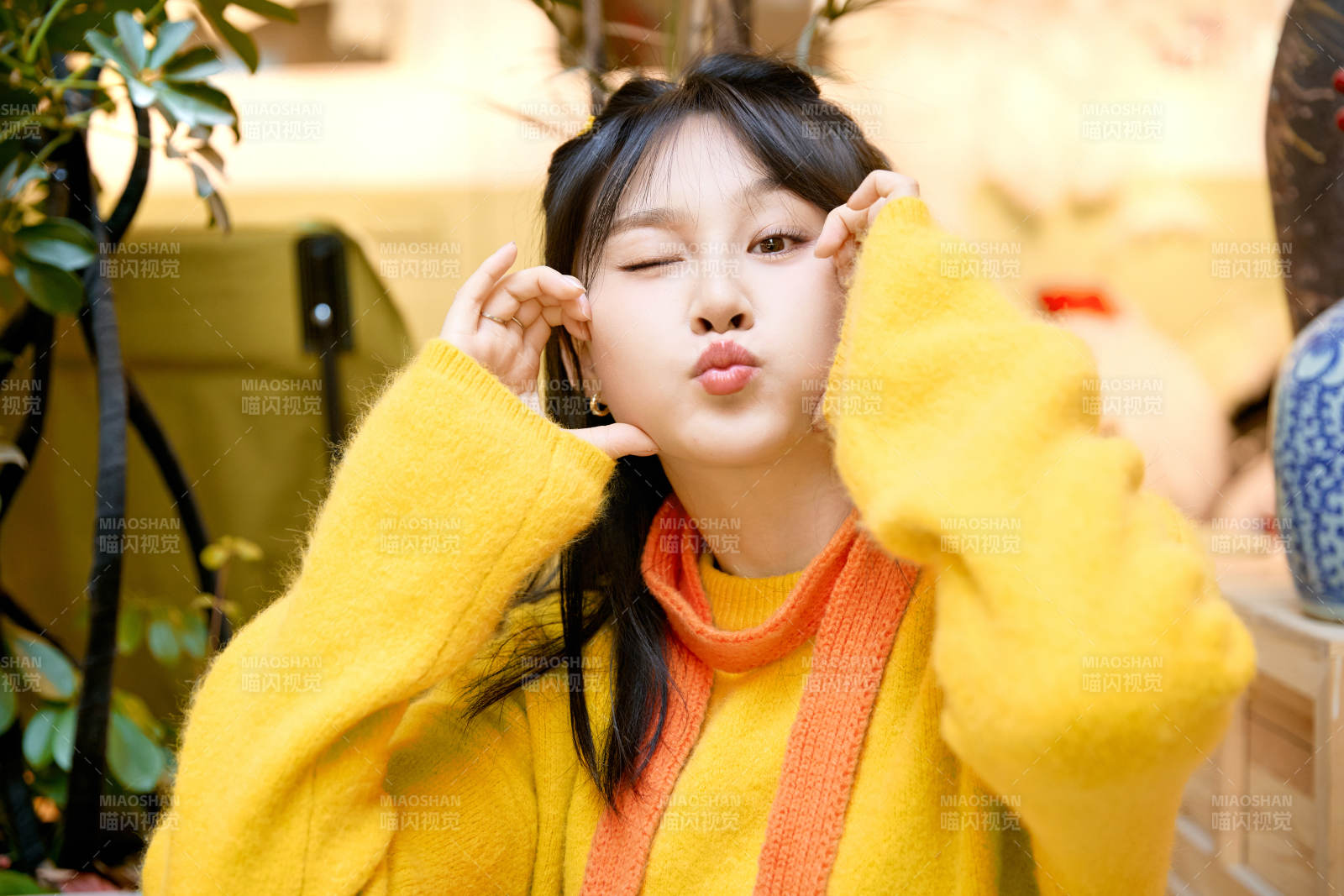 冬季在網(wǎng)紅打卡店探店拍照的東方美女