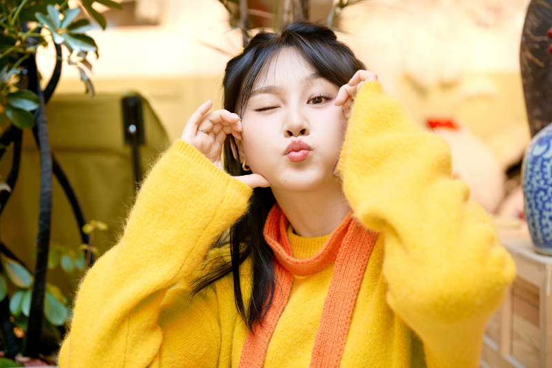 冬季在网红打卡店探店拍照的东方美女