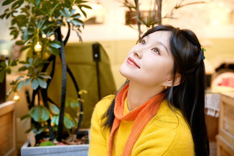 冬季在网红打卡店探店拍照的东方美女