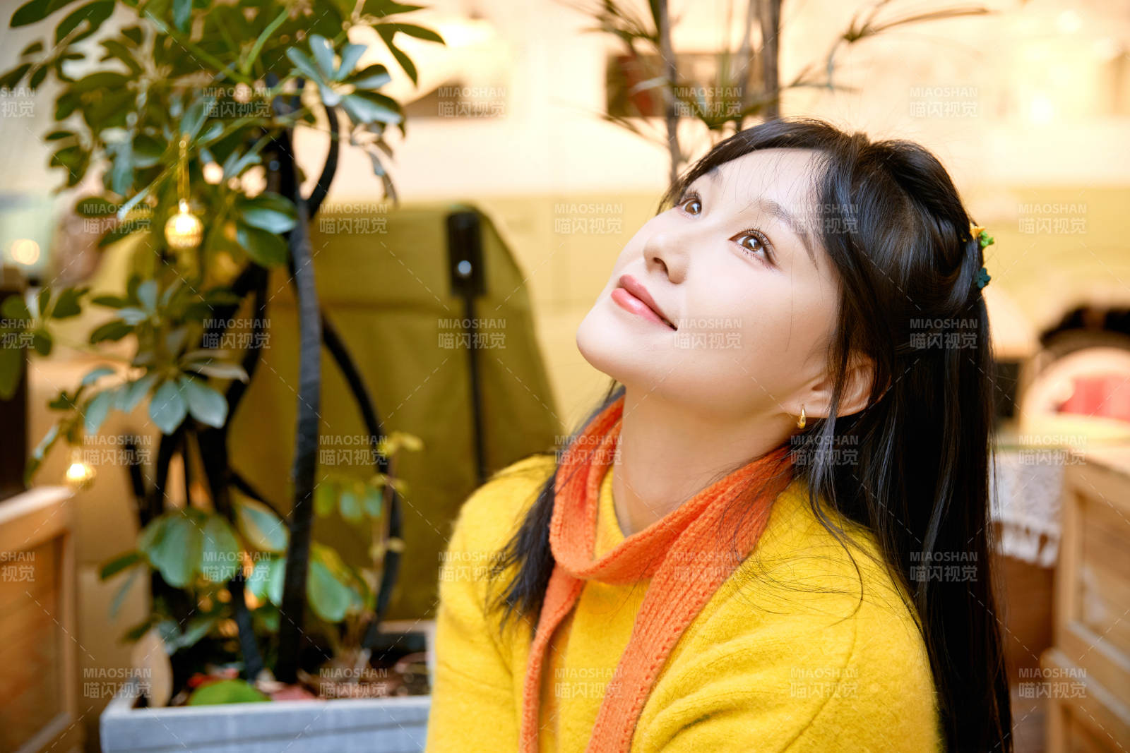 冬季在网红打卡店探店拍照的东方美女