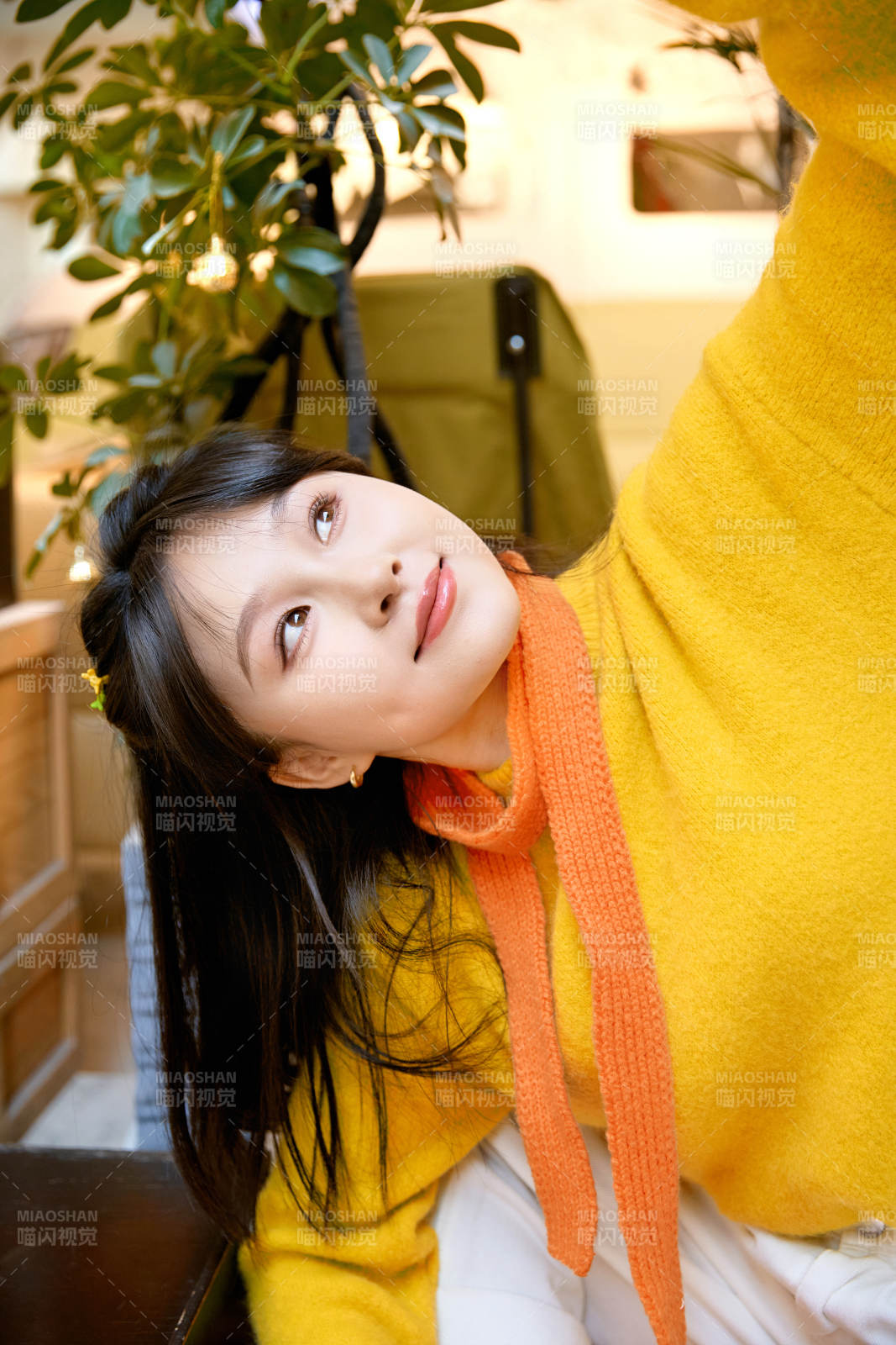 冬季在网红打卡店探店拍照的东方美女