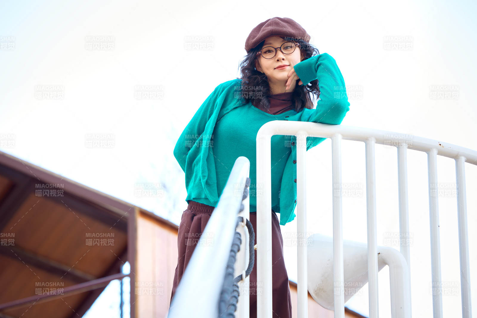 初冬季节在户外拍照的亚洲美女