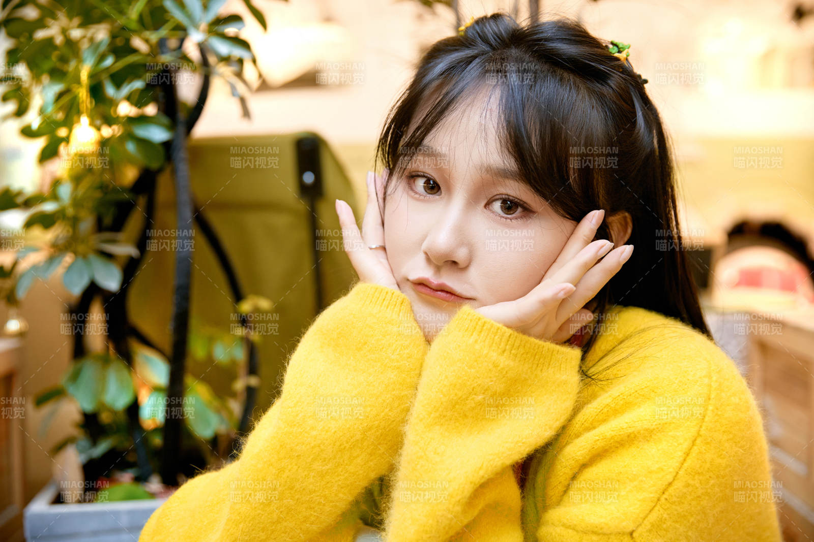 冬季在网红打卡店探店拍照的东方美女
