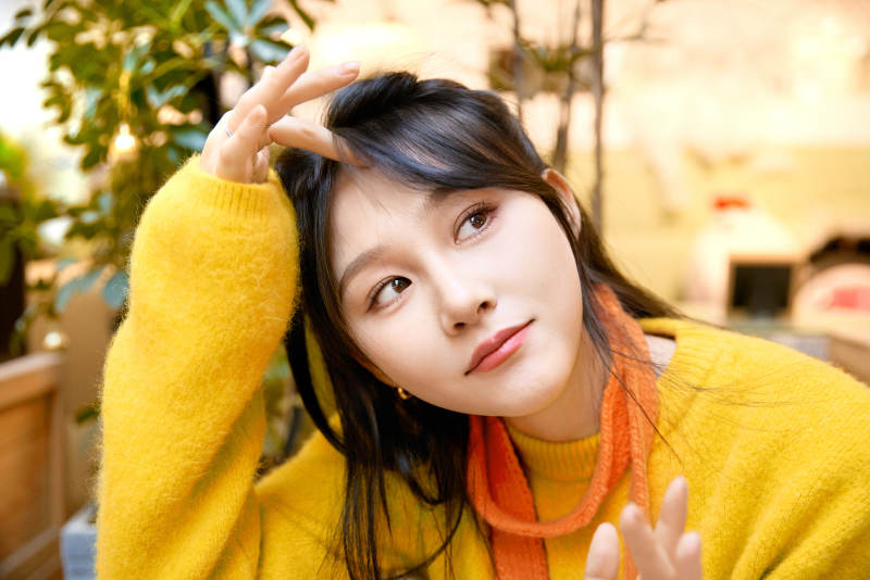 冬季在网红打卡店探店拍照的东方美女