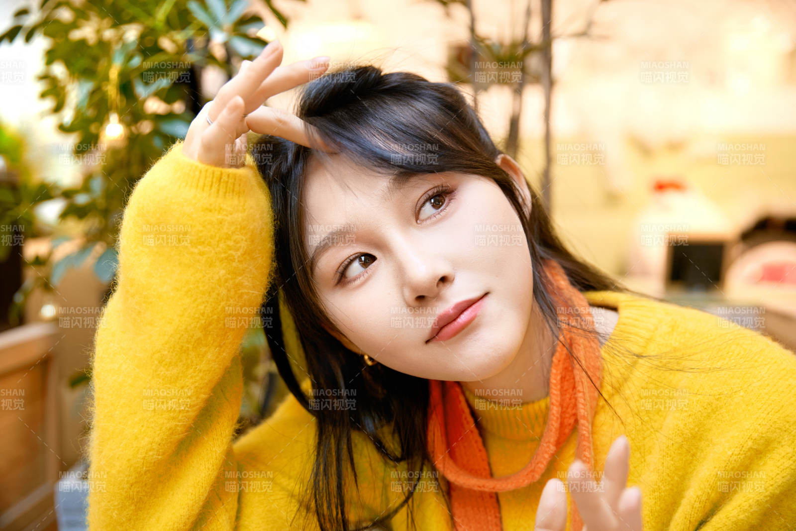 冬季在网红打卡店探店拍照的东方美女