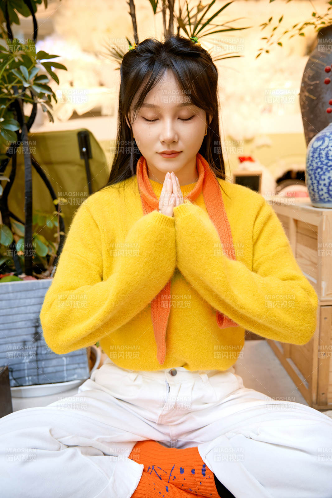 冬季在网红打卡店探店拍照的东方美女