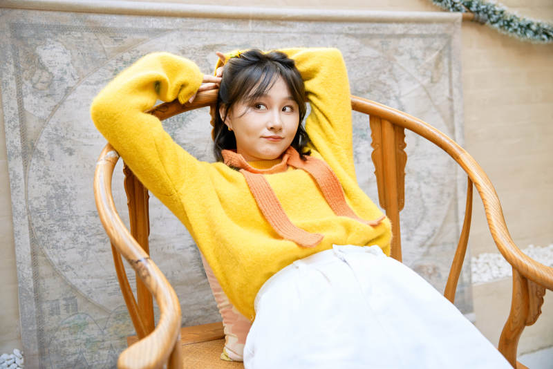 冬季在网红打卡店探店拍照的东方美女