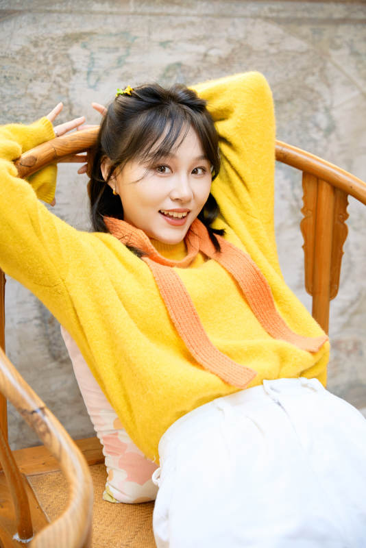 冬季在网红打卡店探店拍照的东方美女