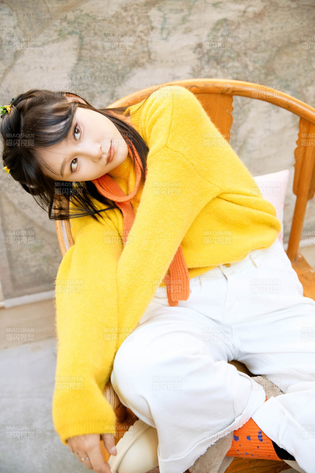 冬季在网红打卡店探店拍照的东方美女