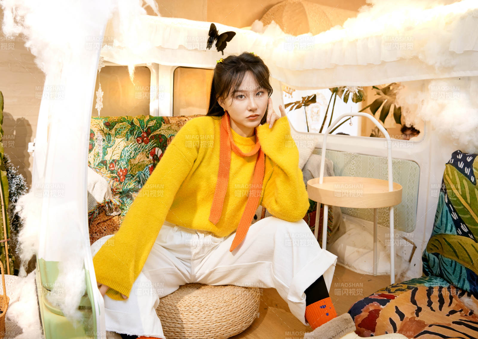 冬季在網(wǎng)紅打卡店探店拍照的東方美女