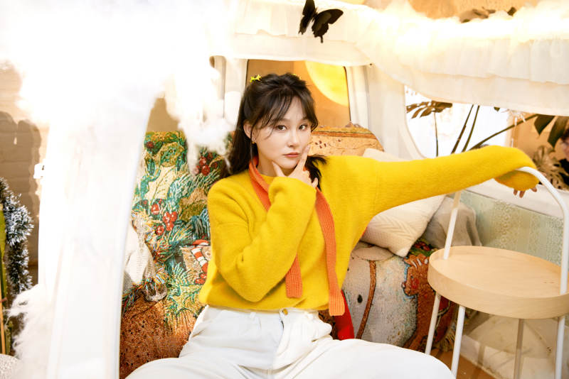 冬季在网红打卡店探店拍照的东方美女