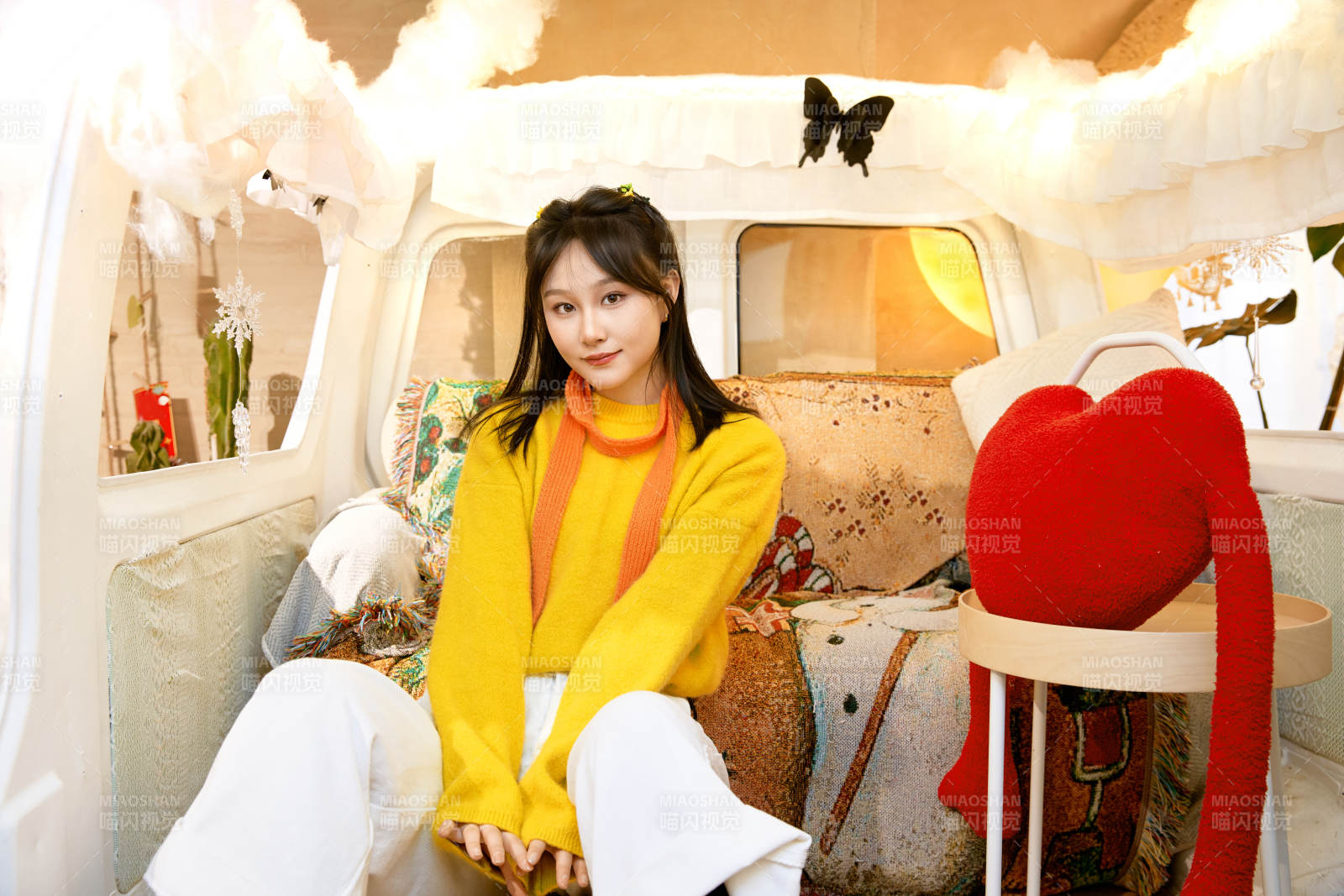 冬季在網紅打卡店探店拍照的東方美女