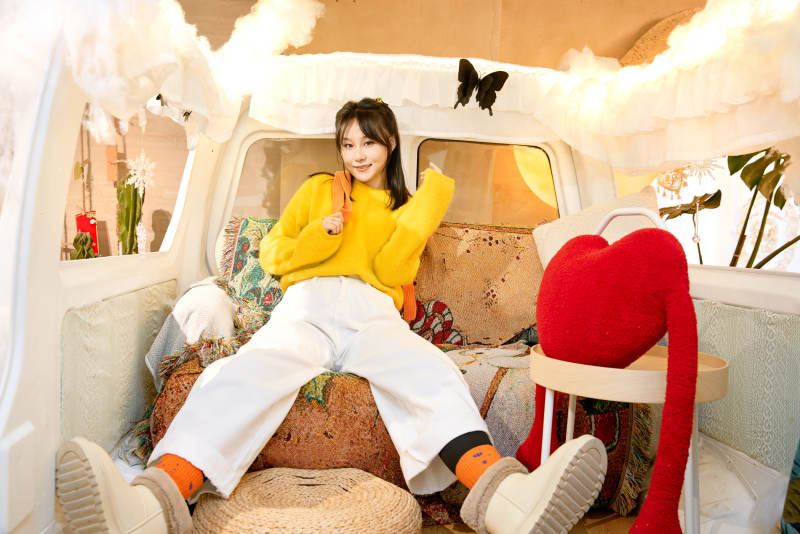 冬季在网红打卡店探店拍照的东方美女