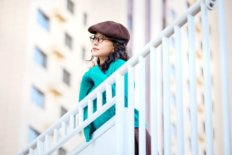 初冬季节在户外拍照的亚洲美女