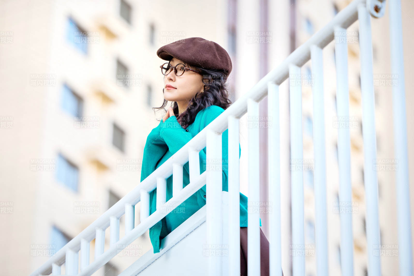 初冬季节在户外拍照的亚洲美女