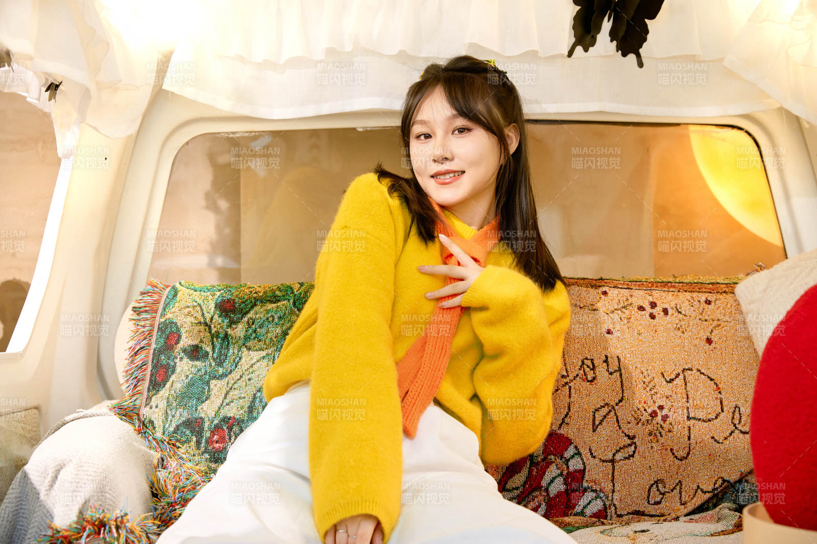 冬季在网红打卡店探店拍照的东方美女