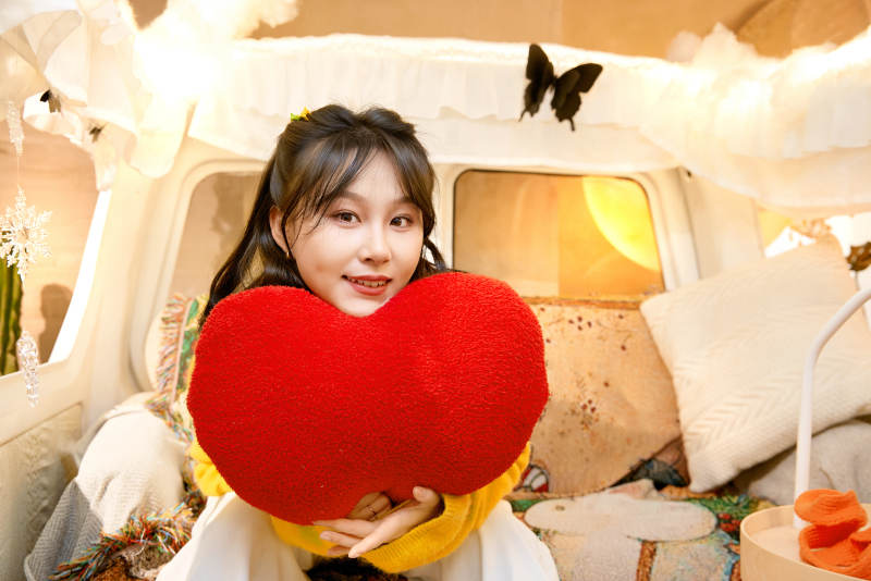 冬季在网红打卡店探店拍照的东方美女