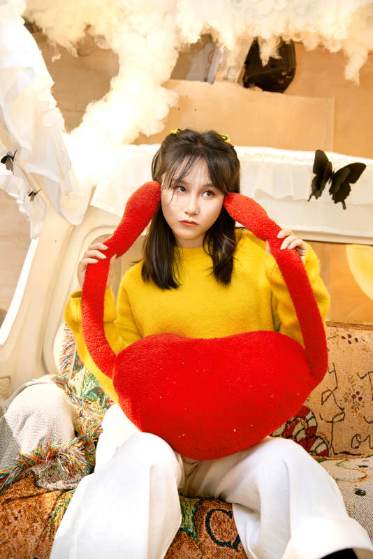 冬季在网红打卡店探店拍照的东方美女