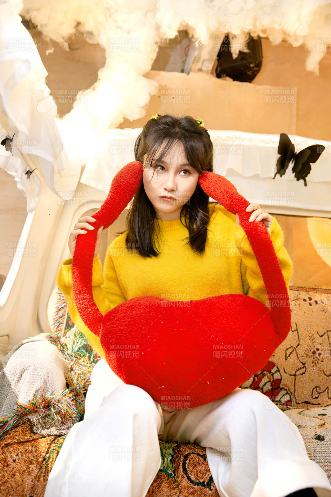 冬季在网红打卡店探店拍照的东方美女