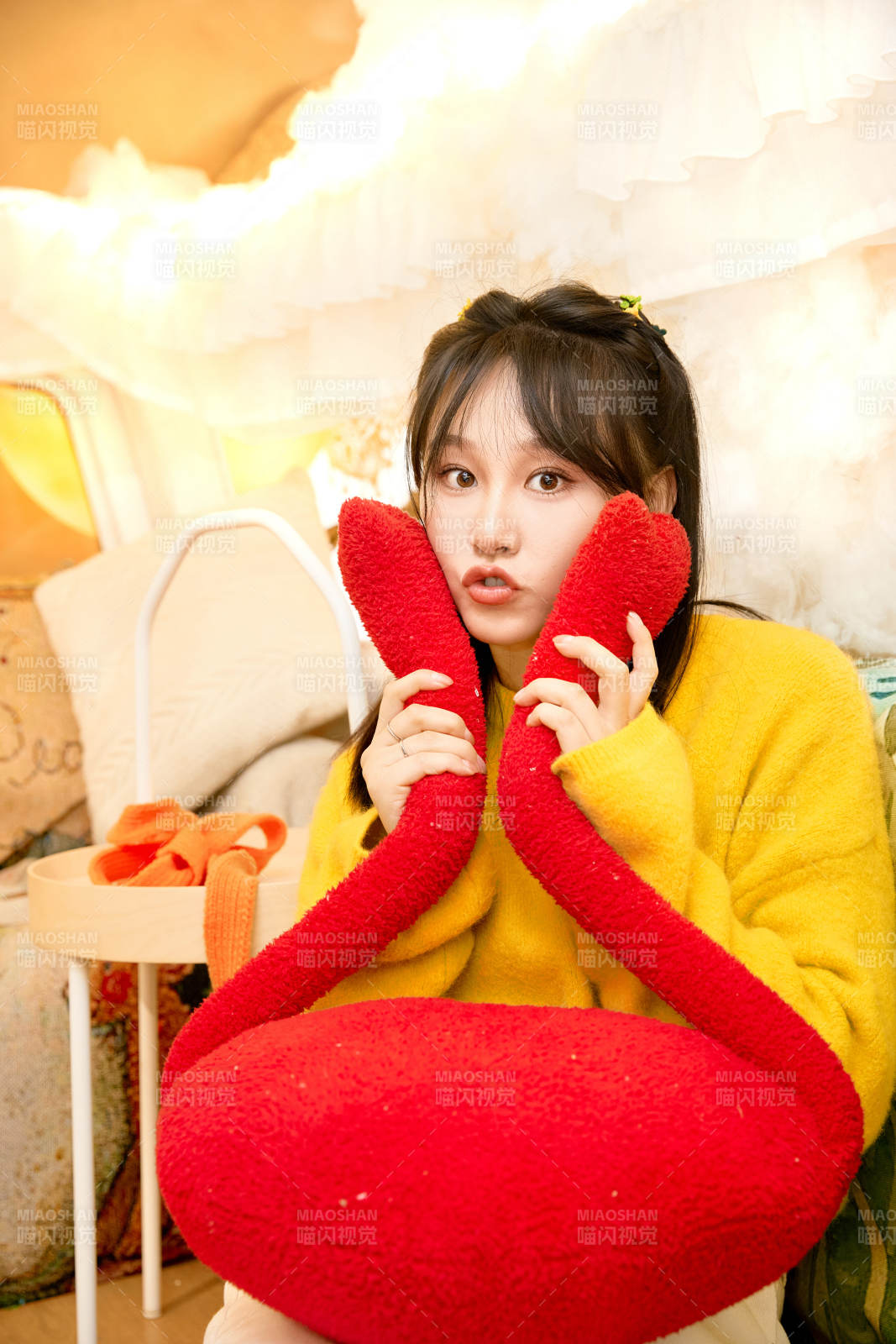 冬季在网红打卡店探店拍照的东方美女