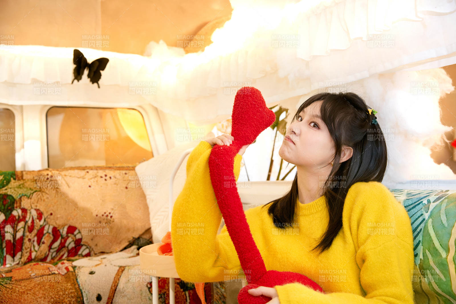 冬季在网红打卡店探店拍照的东方美女