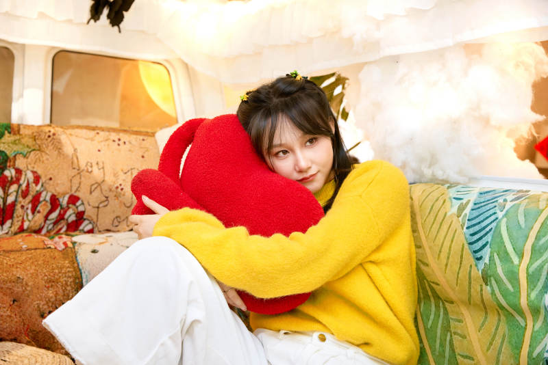 冬季在网红打卡店探店拍照的东方美女