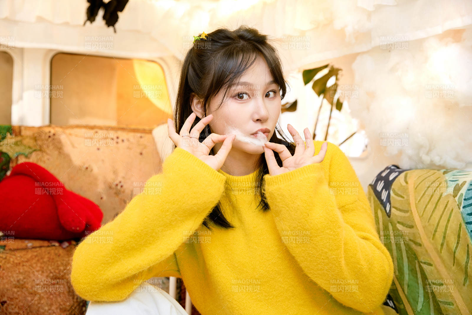 冬季在網紅打卡店探店拍照的東方美女