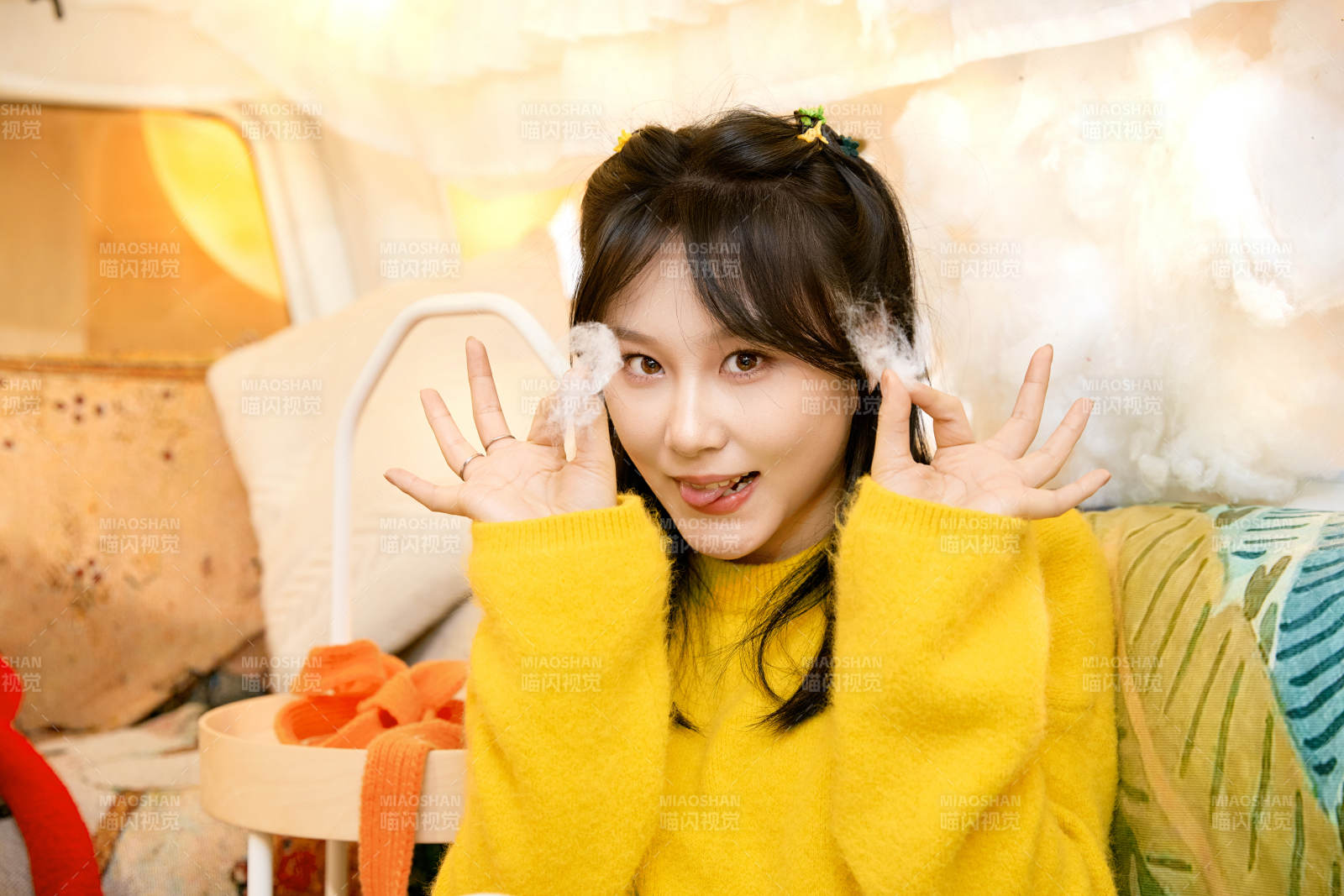 冬季在網紅打卡店探店拍照的東方美女