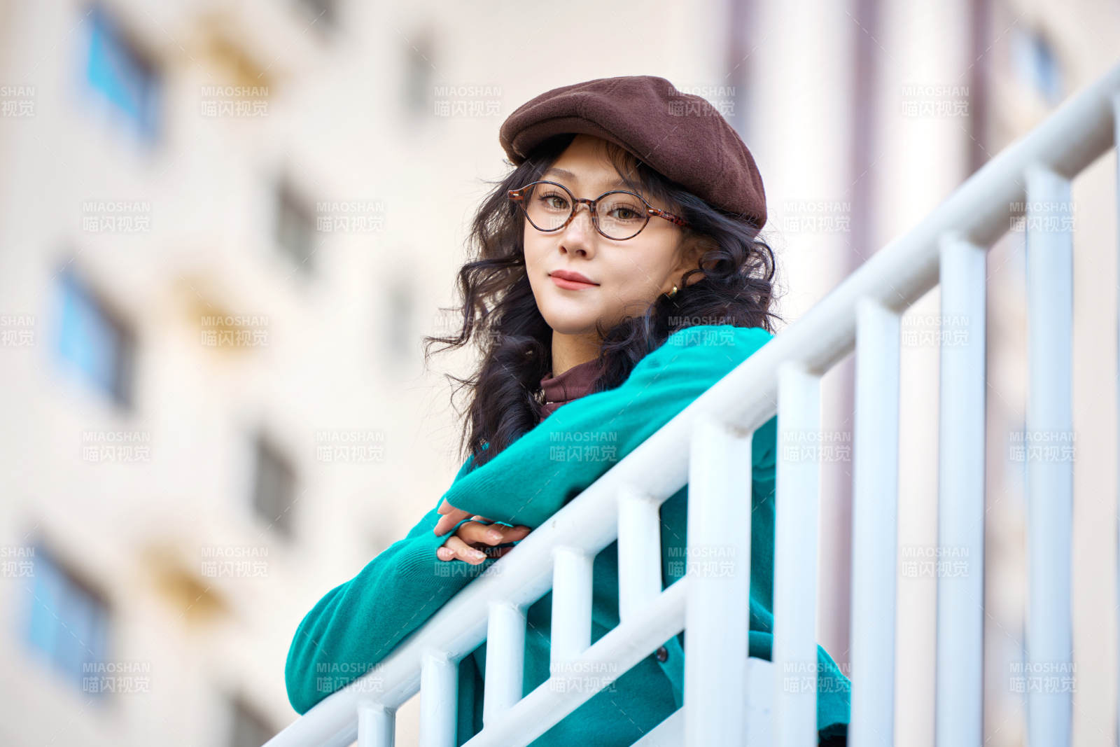 初冬季節在戶外拍照的亞洲美女