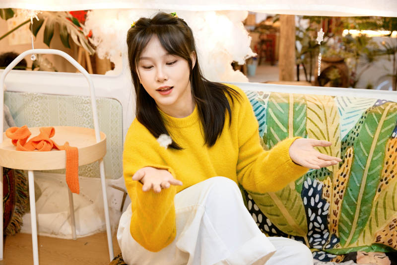 冬季在网红打卡店探店拍照的东方美女