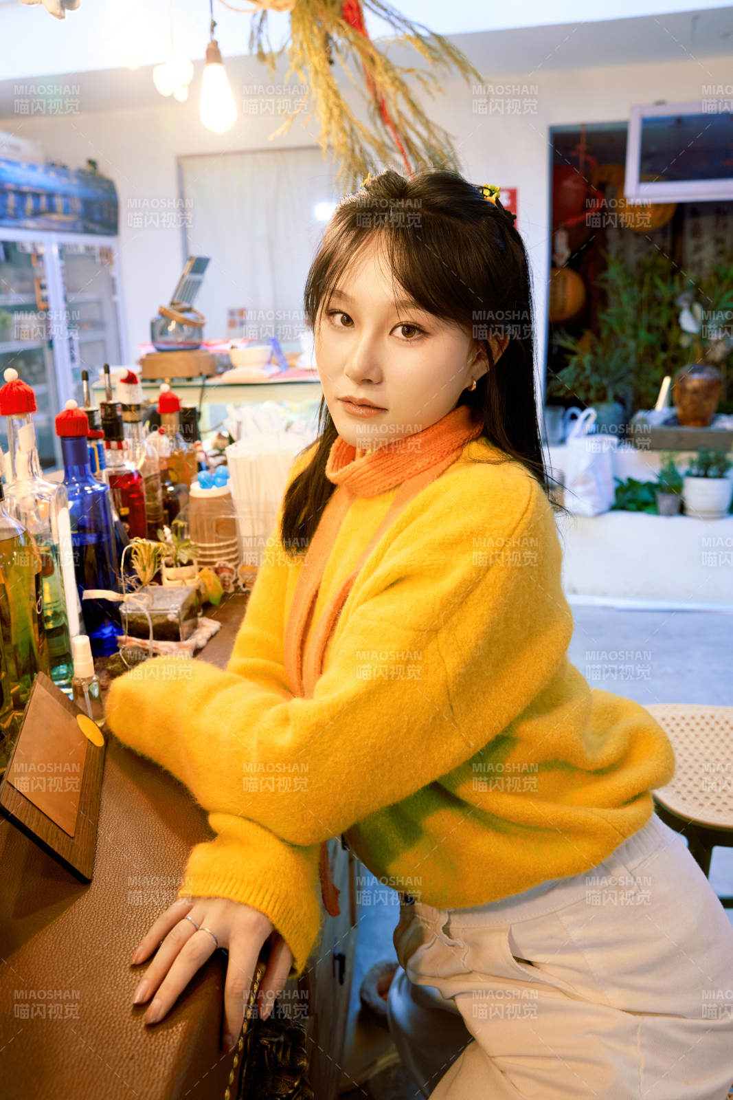 冬季在网红打卡店探店拍照的东方美女