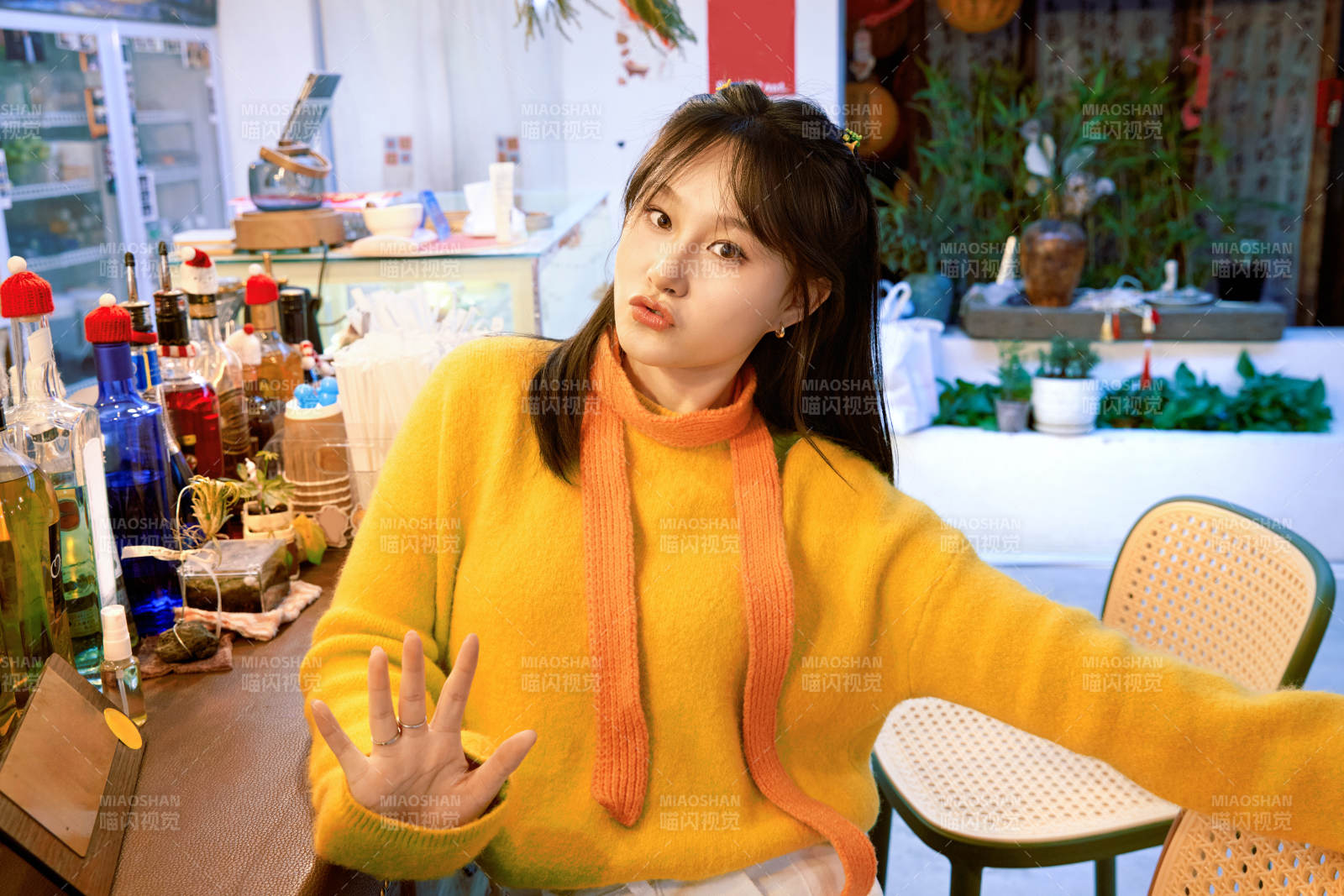 冬季在網紅打卡店探店拍照的東方美女